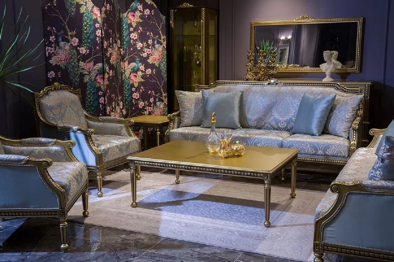 Casa Padrino Luxus Barock Wohnzimmer Set Hellblau / Gold - 2 Barock Sofas & 2 Barock Sessel & 1 Barock Couchtisch - Wohnzimmer Möbel im Barockstil - Barock Möbel - Barock Einrichtung