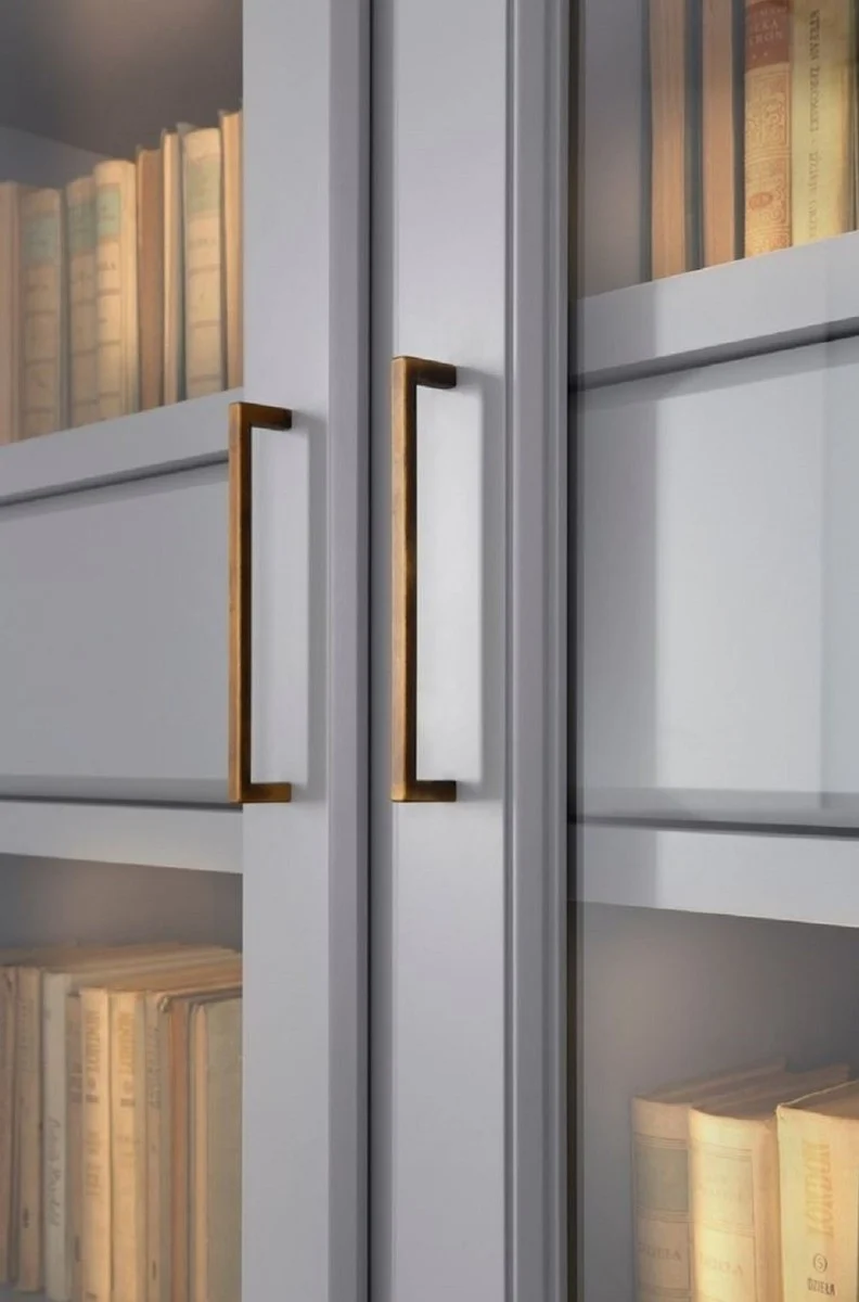 Casa Padrino Luxus Bücherschrank mit 3 Türen und LED Beleuchtung Grau 200 x 45 x H. 230 cm - Massivholz Schrank - Wohnzimmerschrank - Regalschrank - Büroschrank - Luxus Möbel - Luxus Einrichtung