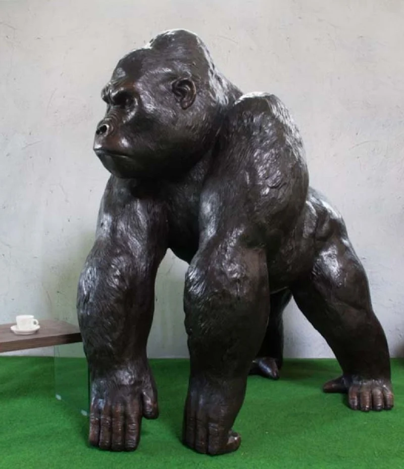 Casa Padrino Luxus Bronze Deko Skulptur Gorilla Affe 102 x 147 x H. 152 cm - Riesiege Bronze Skulptur - Lebensgroße Tierfigur - XXL Bronze Gorilla Figur - XXL Garten Skulptur - Luxus Garten Deko