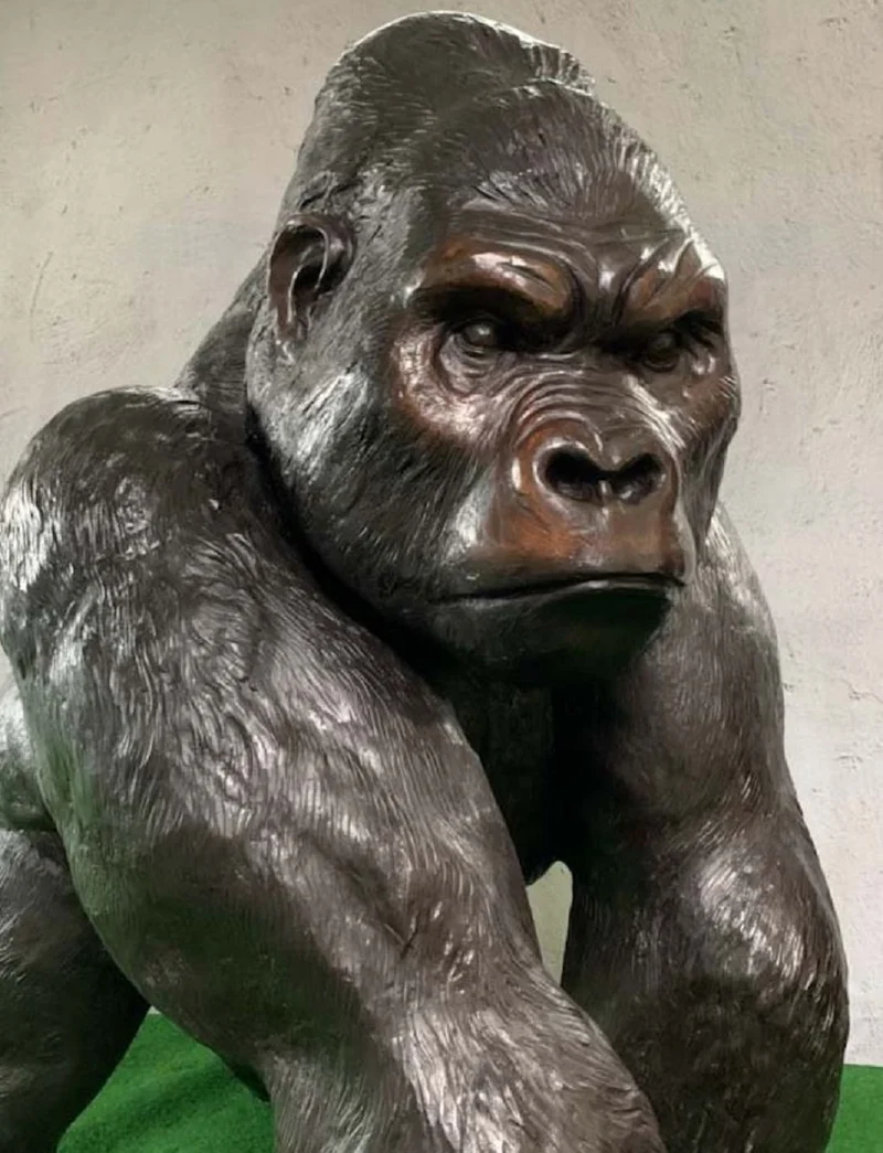 Casa Padrino Luxus Bronze Deko Skulptur Gorilla Affe 102 x 147 x H. 152 cm - Riesiege Bronze Skulptur - Lebensgroße Tierfigur - XXL Bronze Gorilla Figur - XXL Garten Skulptur - Luxus Garten Deko