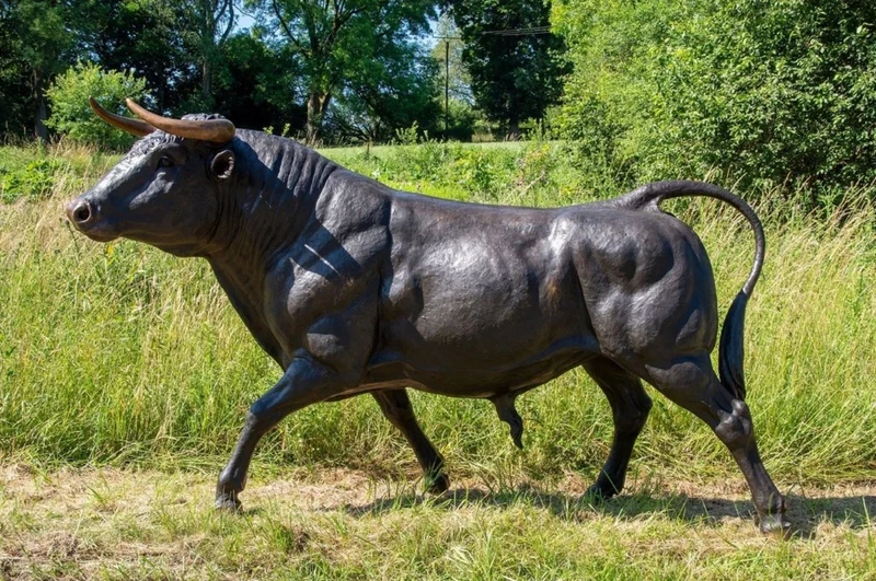 Casa Padrino Luxus Bronze Deko Skulptur Stier 295 x 86 x H. 160 cm - Riesiege Bronze Skulptur - Lebensgroße Tierfigur - XXL Bronze Stier Figur - XXL Garten Skulptur - Luxus Garten Deko