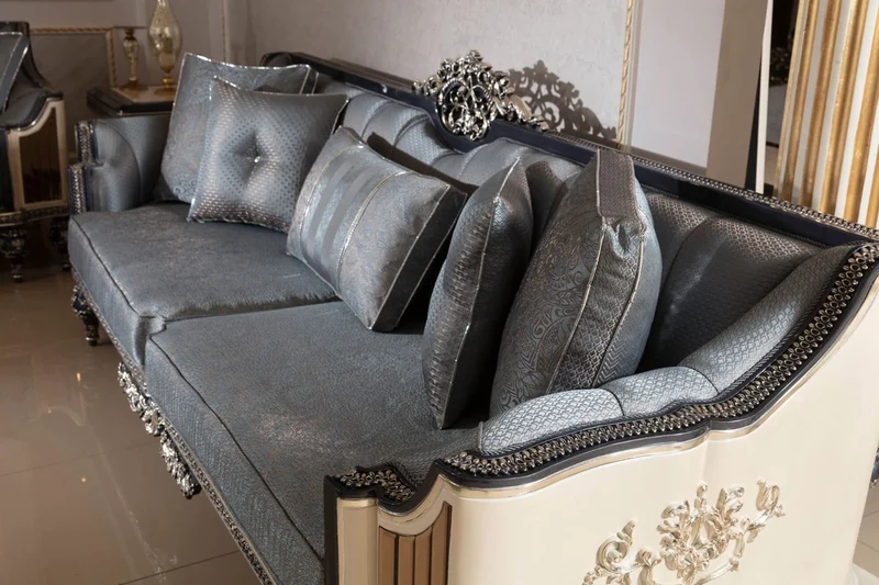 Casa Padrino Luxus Barock Sofa Hellblau / Beige / Schwarz / Gold - Prunkvolles Wohnzimmer Sofa mit elegantem Muster - Barock Wohnzimmer & Hotel Möbel - Edel & Prunkvoll