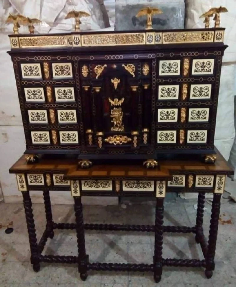 Casa Padrino Luxus Barock Sekretär Dunkelbraun / Braun Intarsien / Schwarz / Weiß / Gold - Handgefertigter Antik Stil Massivholz Sekretär mit Türen und Schubladen - Barock Büromöbel - Edel & Prunkvoll