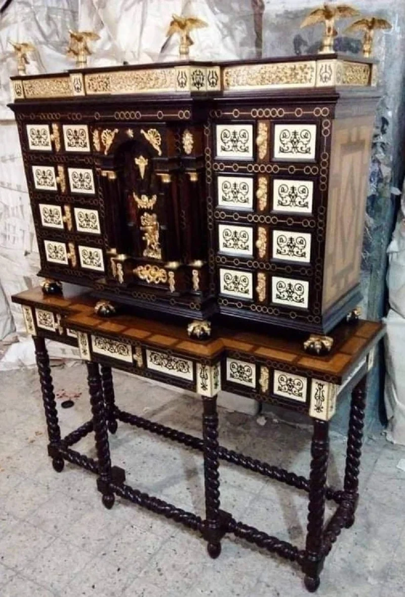 Casa Padrino Luxus Barock Sekretär Dunkelbraun / Braun Intarsien / Schwarz / Weiß / Gold - Handgefertigter Antik Stil Massivholz Sekretär mit Türen und Schubladen - Barock Büromöbel - Edel & Prunkvoll