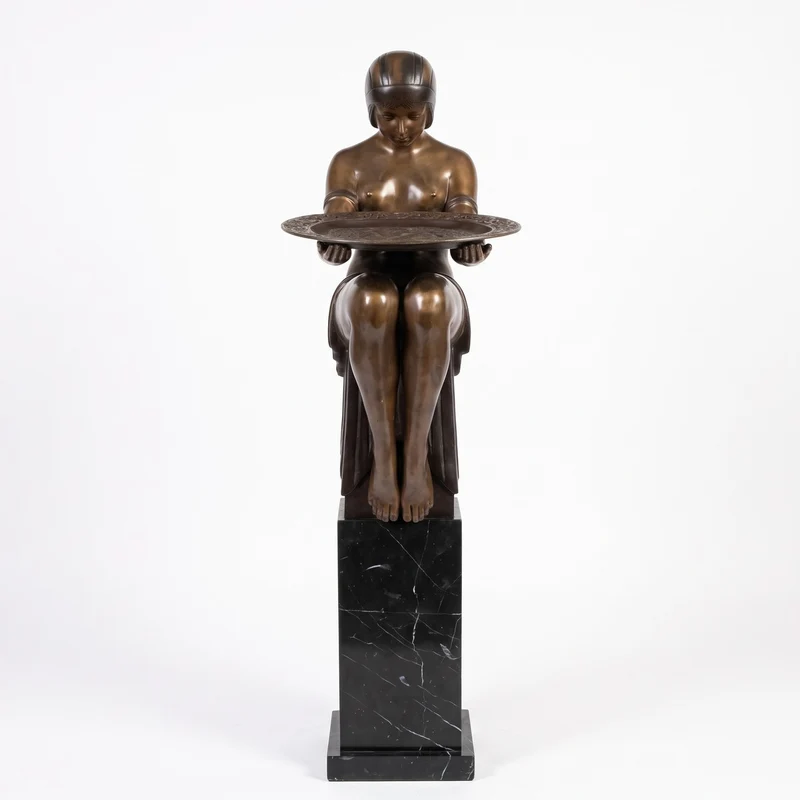 Casa Padrino Luxus Bronze Deko Skulptur Frau mit Teller Bronzefarben / Schwarz 43 x 63 x H. 145 cm - Deko Figur mit Marmorsockel - Wohnzimmer Deko - Büro Deko - Luxus Kollektion