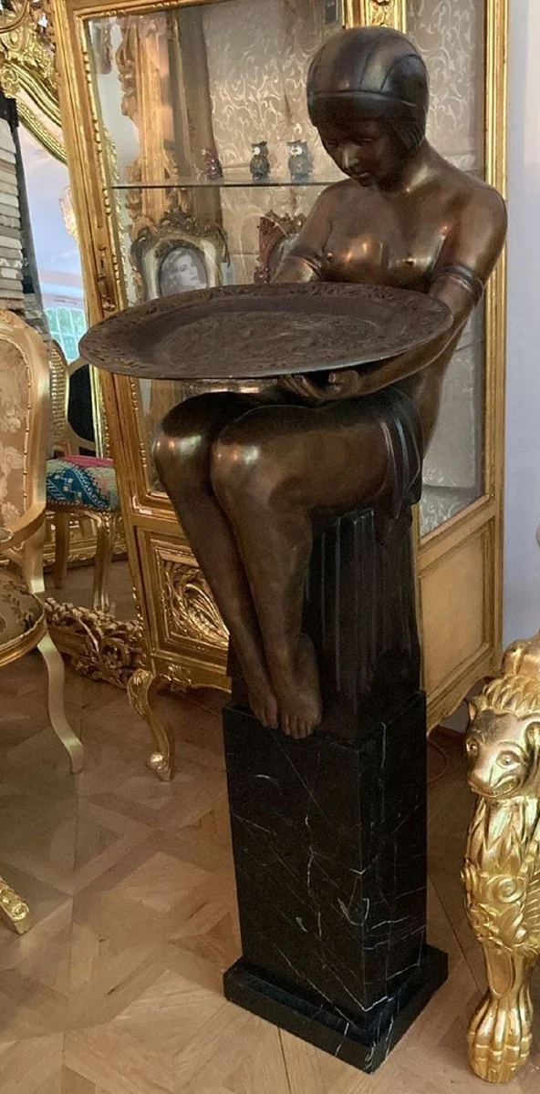 Casa Padrino Luxus Bronze Deko Skulptur Frau mit Teller Bronzefarben / Schwarz 43 x 63 x H. 145 cm - Deko Figur mit Marmorsockel - Wohnzimmer Deko - Büro Deko - Luxus Kollektion