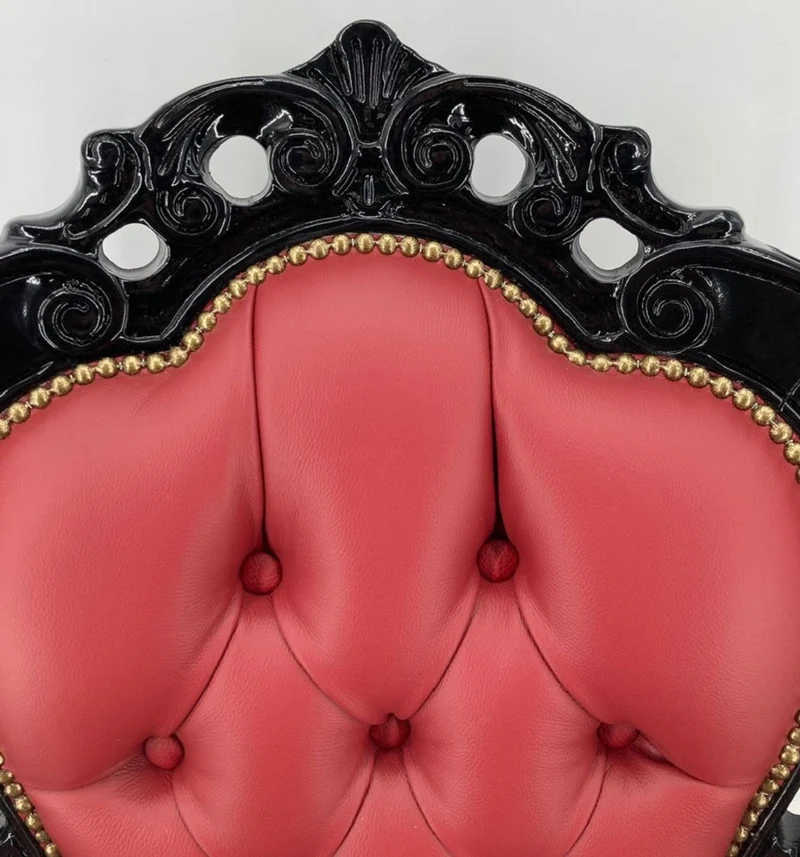 Casa Padrino Luxus Barock Leder Esszimmerstuhl mit Armlehnen Bordeauxrot / Schwarz - Prunkvoller Echtleder Stuhl im Barockstil - Barock Esszimmer Möbel - Luxus Qualität - Made in Italy