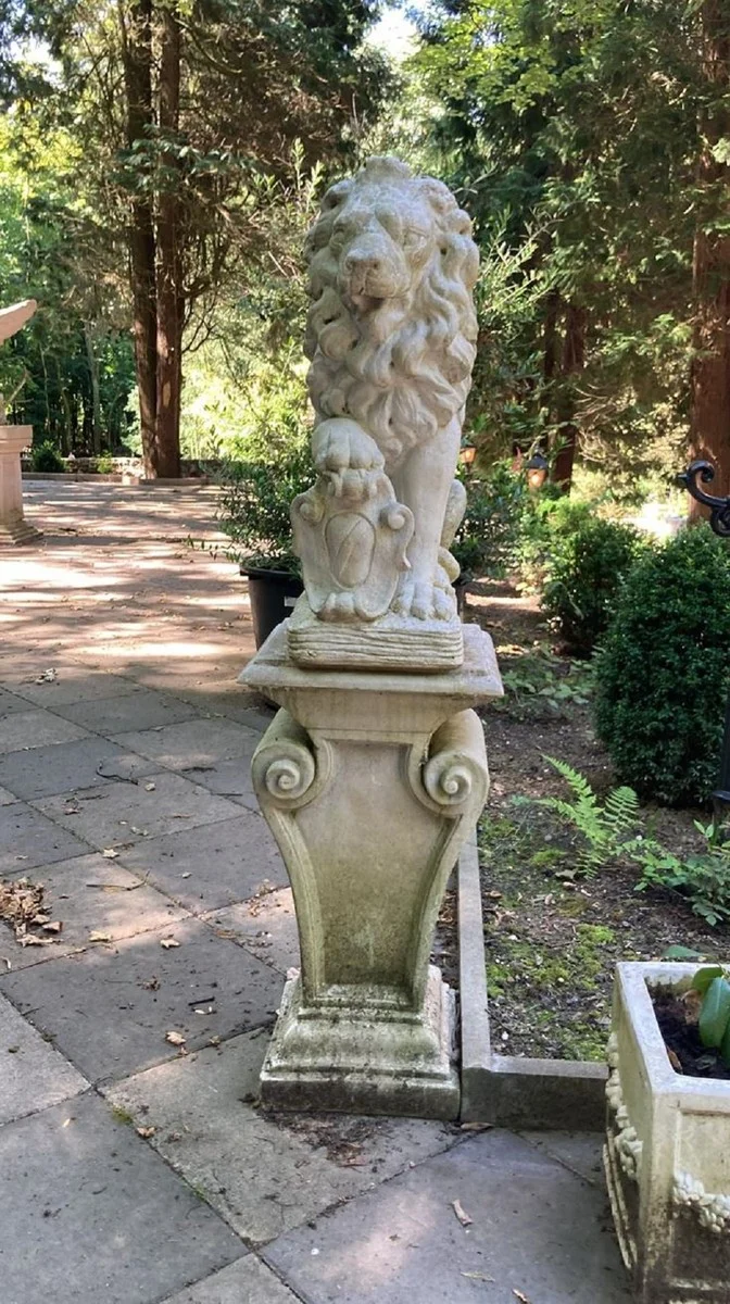 Casa Padrino Barock Garten Deko Skulptur Löwe Weiß 28 x 45 x H. 72 cm - Prunkvolle Garten Deko Figur - Barock Garten & Terrassen Deko Accessoires