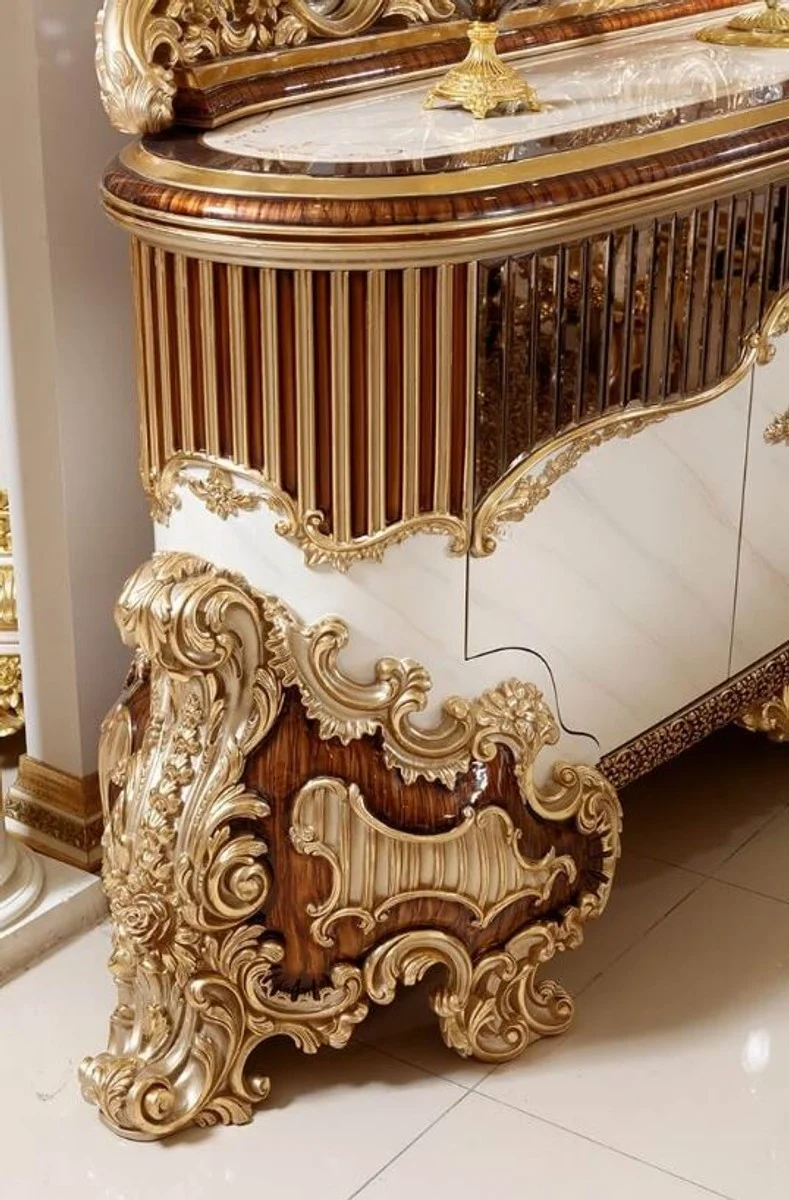 Casa Padrino Luxus Barock Möbel Set Weiß / Braun / Gold - 1 Barock Sideboard mit 4 Türen & 1 Barock Wandspiegel - Handgefertigte Barock Möbel - Edel & Prunkvoll