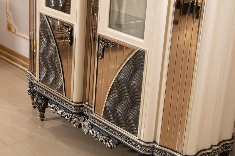 Casa Padrino Luxus Barock Vitrine Beige / Schwarz / Gold - Prunkvoller Massivholz Vitrinenschrank mit 2 Glastüren - Barock Möbel - Edel & Prunkvoll