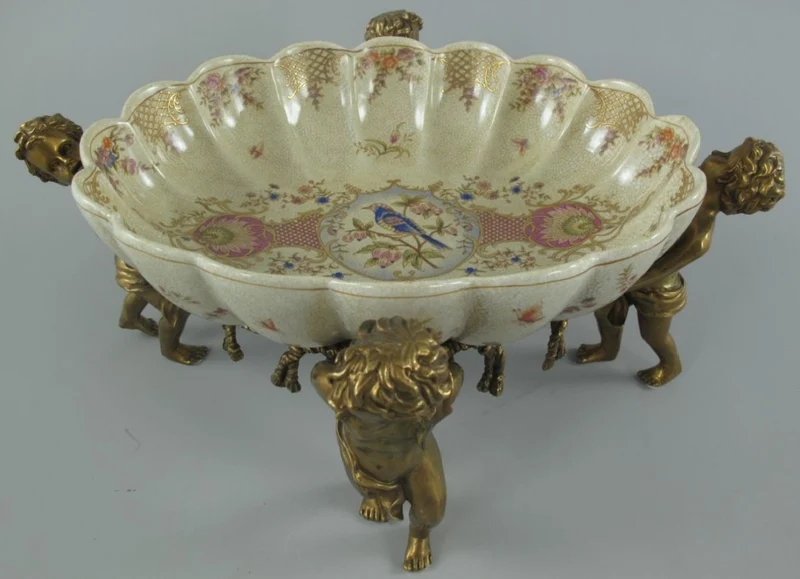 Casa Padrino Jugendstil Porzellan Schale mit 4 dekorativen Engelsfiguren Cremefarben / Mehrfarbig / Messingfarben 40 x 30 x H. 17 cm - Barock & Jugendstil Deko Accessoires