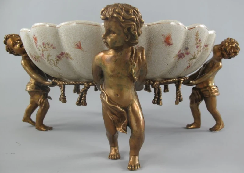 Casa Padrino Jugendstil Porzellan Schale mit 4 dekorativen Engelsfiguren Cremefarben / Mehrfarbig / Messingfarben 40 x 30 x H. 17 cm - Barock & Jugendstil Deko Accessoires