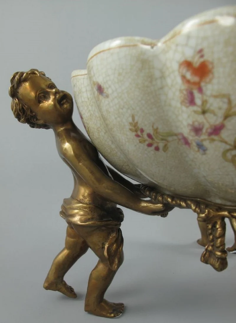 Casa Padrino Jugendstil Porzellan Schale mit 4 dekorativen Engelsfiguren Cremefarben / Mehrfarbig / Messingfarben 40 x 30 x H. 17 cm - Barock & Jugendstil Deko Accessoires