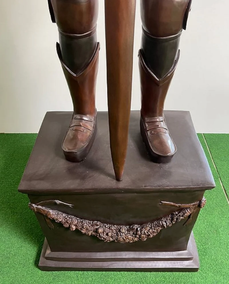 Casa Padrino Luxus Mittelalter Deko Bronze Skulptur Ritter mit Schwert 79 x 61 x H. 241 cm - Große Bronze Dekofigur mit Sockel - Mittelalter Deko Accessoires - Luxus Qualität