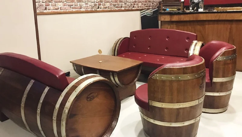 Casa Padrino Luxus Fass Möbel Set Bordeauxrot / Braun / Silber - 2 Sofas & 2 Sessel & 1 Couchtisch - Garten Terrassen Gastronomie Weinfass Möbel - Luxus Kollektion