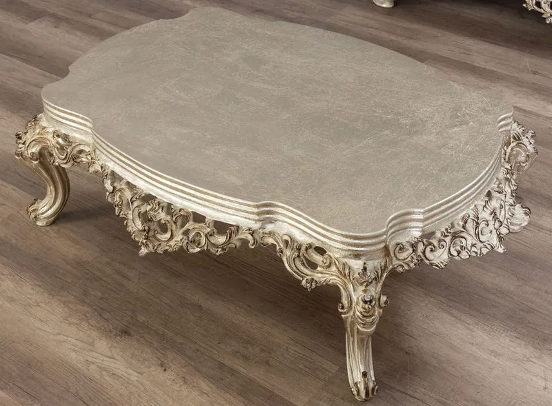 Casa Padrino Luxus Barock Wohnzimmer Set Cremefarben / Beige / Antik Gold - 2 Sofas & 2 Sessel & 1 Couchtisch - Handgefertigte Wohnzimmer Möbel im Barockstil - Edel & Prunkvoll