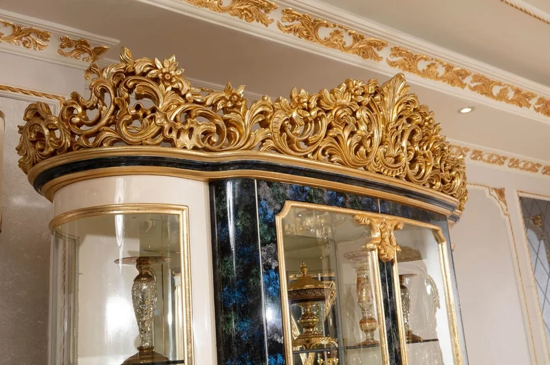 Casa Padrino Luxus Barock Vitrine Weiß / Blau / Gold - Prunkvoller Massivholz Vitrinenschrank mit 2 Glastüren - Barock Möbel - Edel & Prunkvoll