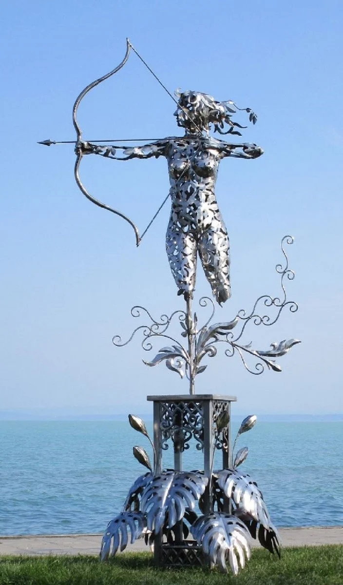 Casa Padrino Luxus Edelstahl Garten Skulptur Frau mit Bogen Silber 160 x 100 x H. 328 cm - Handgefertigte Wetterbeständige Garten Dekoration - Luxus Kollektion