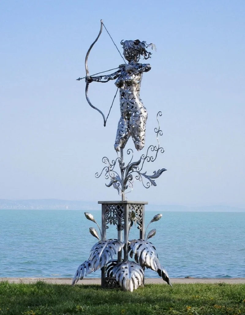 Casa Padrino Luxus Edelstahl Garten Skulptur Frau mit Bogen Silber 160 x 100 x H. 328 cm - Handgefertigte Wetterbeständige Garten Dekoration - Luxus Kollektion