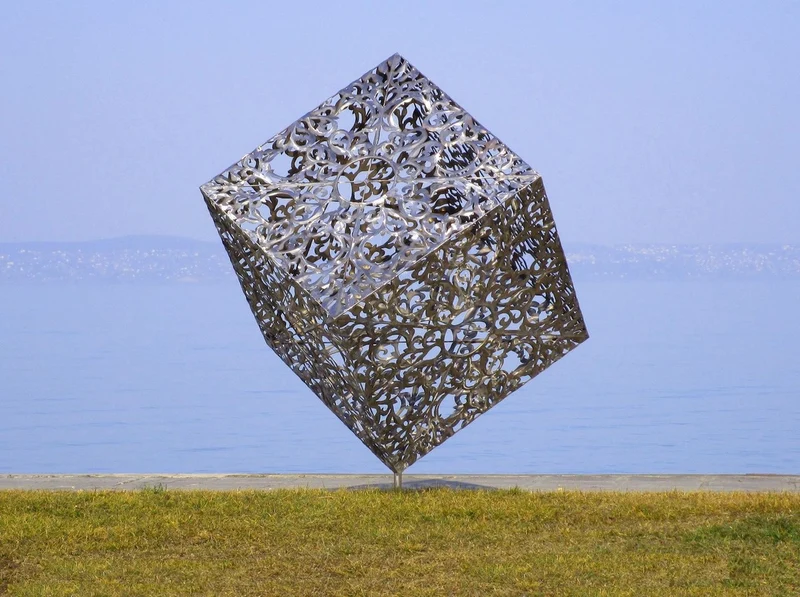 Casa Padrino Luxus Edelstahl Garten Skulptur Würfel Silber 150 x 130 x H. 170 cm - Handgefertigte Wetterbeständige Garten Dekoration - Luxus Kollektion