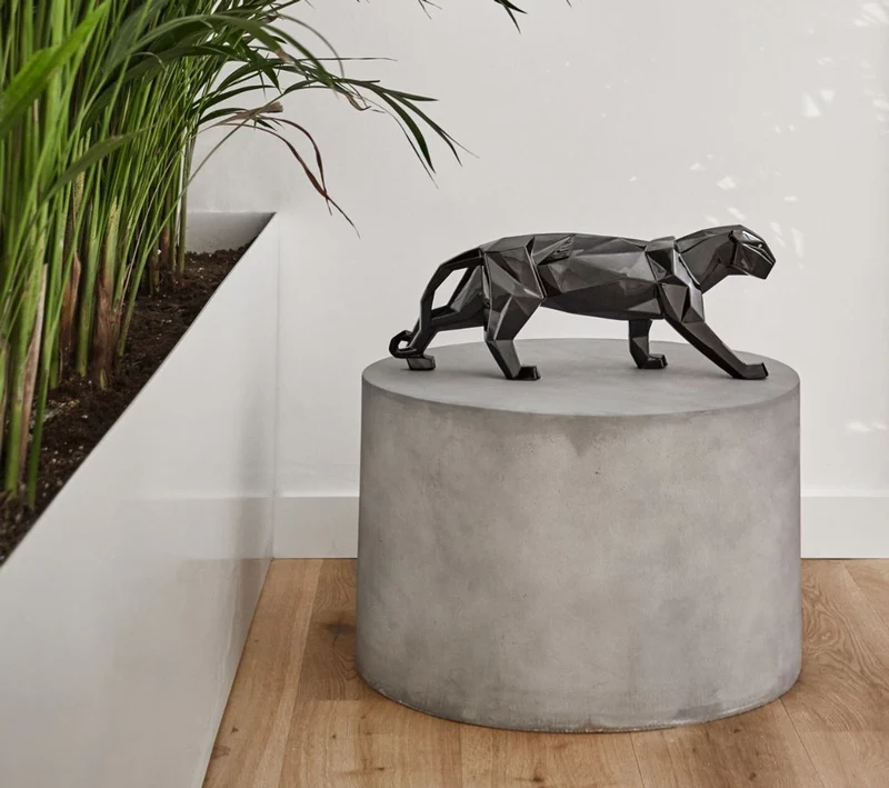 Casa Padrino Luxus Porzellan Panther Skulptur Schwarz glasiert 50 x 12 x H. 19 cm - Hangefertigte Deko Figur aus feinstem spanischen Porzellan - Luxus Deko Accessoires