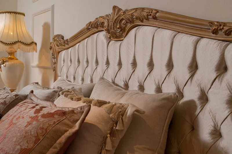 Casa Padrino Luxus Barock Schlafzimmer Set Cremefarben / Gold - 1 Doppelbett mit Kopfteil & 2 Nachtkommoden - Schlafzimmer Möbel im Barockstil - Edel & Prunkvoll