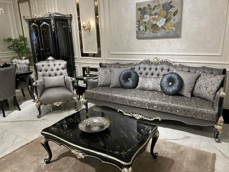 Casa Padrino Luxus Barock Wohnzimmer Sessel Silber / Schwarz / Silber - Handgefertigter Barockstil Sessel mit dekorativem Kissen - Barock Wohnzimmer Möbel
