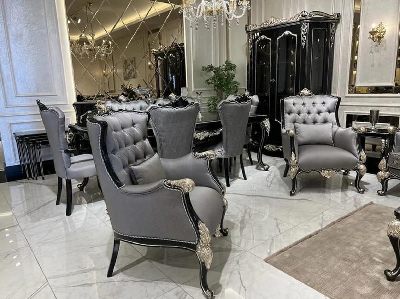 Casa Padrino Luxus Barock Wohnzimmer Sessel Silber / Schwarz / Silber - Handgefertigter Barockstil Sessel mit dekorativem Kissen - Barock Wohnzimmer Möbel