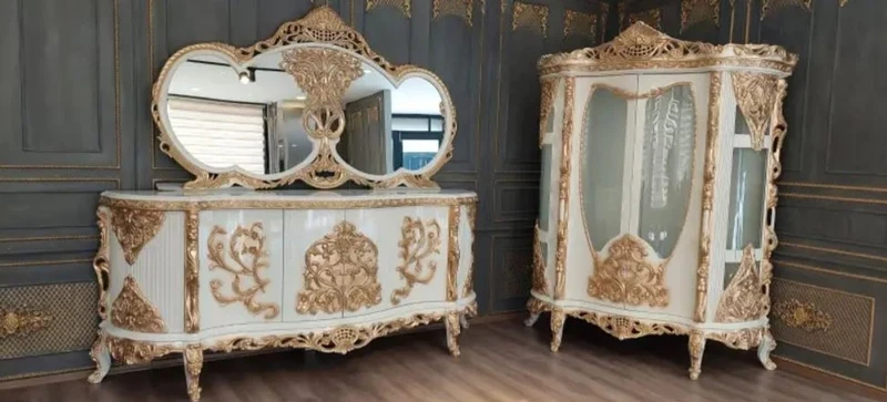 Casa Padrino Luxus Barock Vitrine Weiß / Gold - Prunkvoller Massivholz Vitrinenschrank mit 2 Glastüren - Handgefertigte Barock Möbel