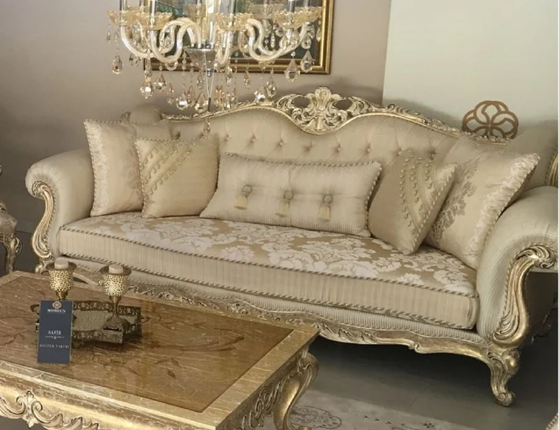 Casa Padrino Luxus Barock Wohnzimmer Set Gold / Antik Gold - 2 Sofas & 2 Sessel & 1 Couchtisch & 2 Beistelltische - Handgefertigte Wohnzimmer Möbel im Barockstil - Edel & Prunkvoll