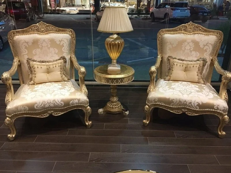 Casa Padrino Luxus Barock Wohnzimmer Set Gold / Antik Gold - 2 Sofas & 2 Sessel & 1 Couchtisch & 2 Beistelltische - Handgefertigte Wohnzimmer Möbel im Barockstil - Edel & Prunkvoll