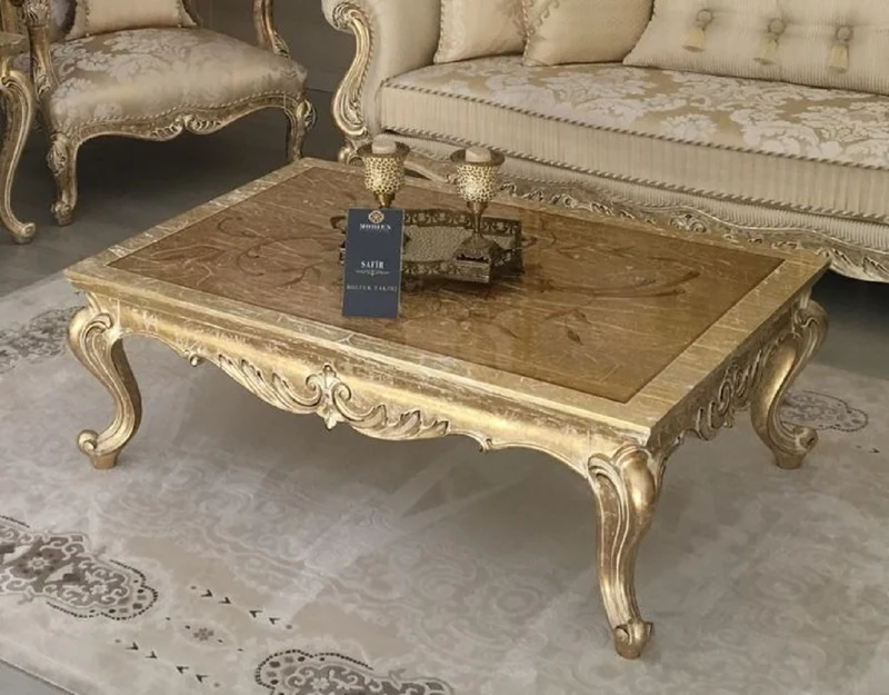 Casa Padrino Luxus Barock Wohnzimmer Set Gold / Antik Gold - 2 Sofas & 2 Sessel & 1 Couchtisch & 2 Beistelltische - Handgefertigte Wohnzimmer Möbel im Barockstil - Edel & Prunkvoll
