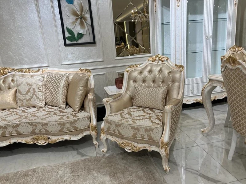 Casa Padrino Luxus Barock Wohnzimmer Sessel Gold / Weiß / Gold - Handgefertigter Barockstil Sessel mit elegantem Muster und dekorativem Kissen - Barock Wohnzimmer Möbel