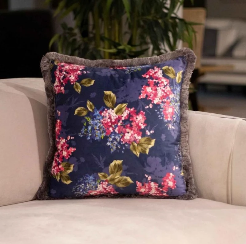 Casa Padrino Luxus Deko Kissen Blumen Design Mehrfarbig / Grau 45 x 45 cm - Bedrucktes Samt Kissen mit Fransen - Deko Accessoires