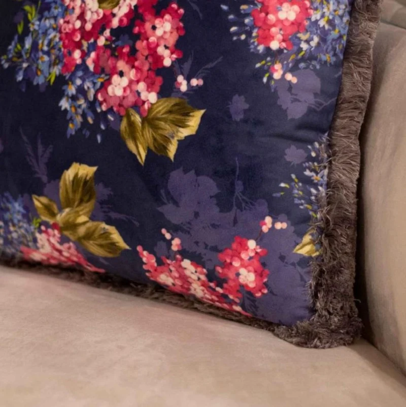 Casa Padrino Luxus Deko Kissen Blumen Design Mehrfarbig / Grau 45 x 45 cm - Bedrucktes Samt Kissen mit Fransen - Deko Accessoires