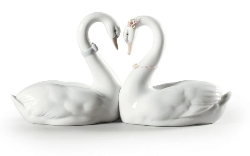Casa Padrino Luxus Porzellan Figur Schwäne Weiß / Mehrfarbig 27 x 10 x H. 13 cm - Hochwertige Deko Skulptur - Erstklassische Qualität - Made in Spain