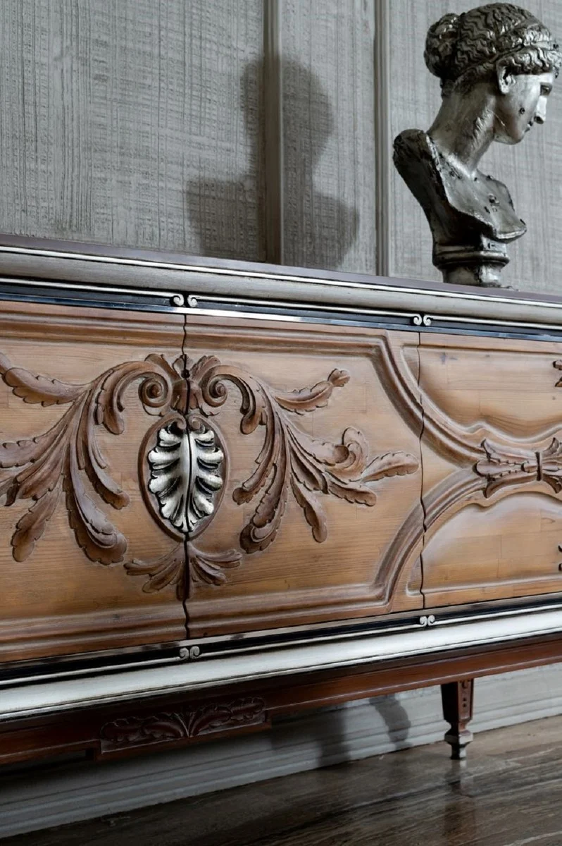 Casa Padrino Luxus Barock Sideboard mit 4 Türen Naturfarben / Beige / Braun / Silber - Edler Massivholz Schrank im Barockstil - Barock Möbel