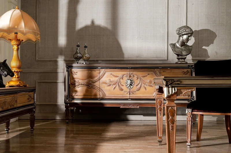 Casa Padrino Luxus Barock Sideboard mit 4 Türen Naturfarben / Beige / Braun / Silber - Edler Massivholz Schrank im Barockstil - Barock Möbel