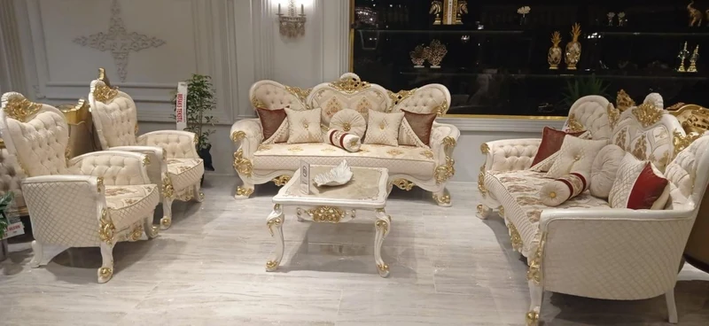 Casa Padrino Luxus Barock Wohnzimmer Set Beige / Weiß / Gold - 2 Barock Sofas mit Muster & 2 Barock Sessel mit Muster & 1 Barock Couchtisch - Prunkvolle Barock Wohnzimmer Möbel