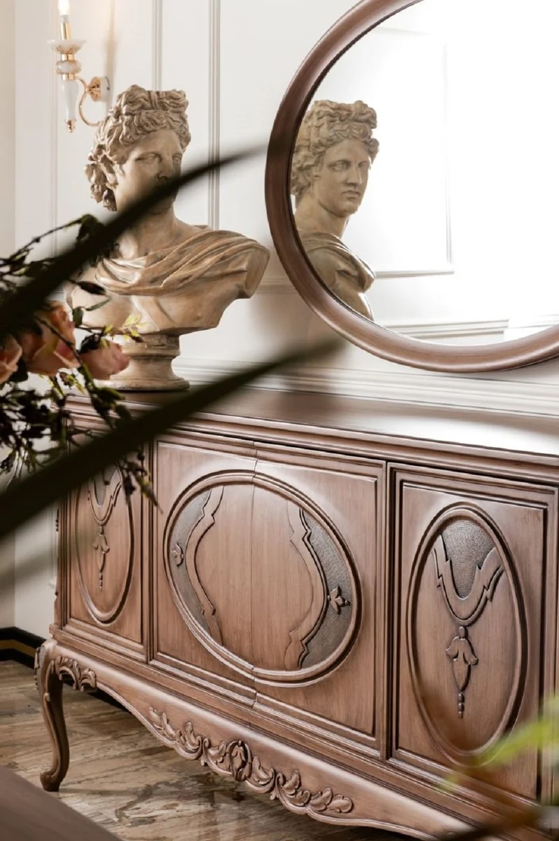 Casa Padrino Luxus Barock Möbel Set Braun - 1 Barock Sideboard mit 4 Türen & 1 Ovaler Barock Wandspiegel - Barock Möbel