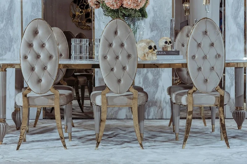 Casa Padrino Luxus Art Deco Esszimmer Set Grau / Weiß / Gold - 1 Art Deco Esstisch mit Kunstmarmor Tischplatte & 8 Art Deco Esszimmerstühle - Prunkvolle Art Deco Esszimmer Möbel - Luxus Qualität