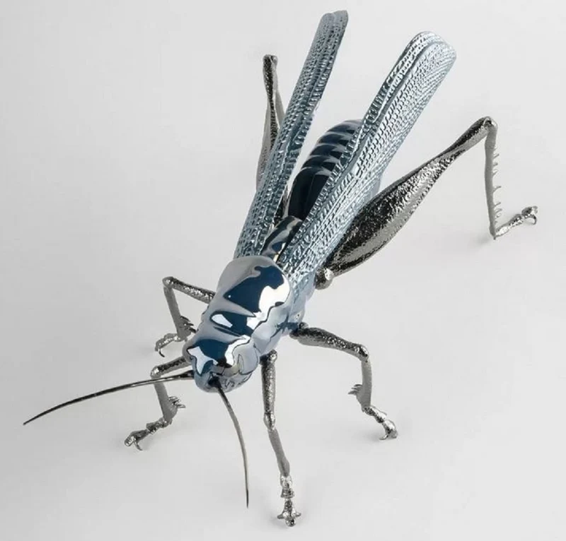 Casa Padrino Luxus Porzellan Figur Grashüpfer Blau / Silber 27 x 26 x H. 11 cm - Hochwertige Deko Skulptur - Erstklassische Qualität - Made in Spain