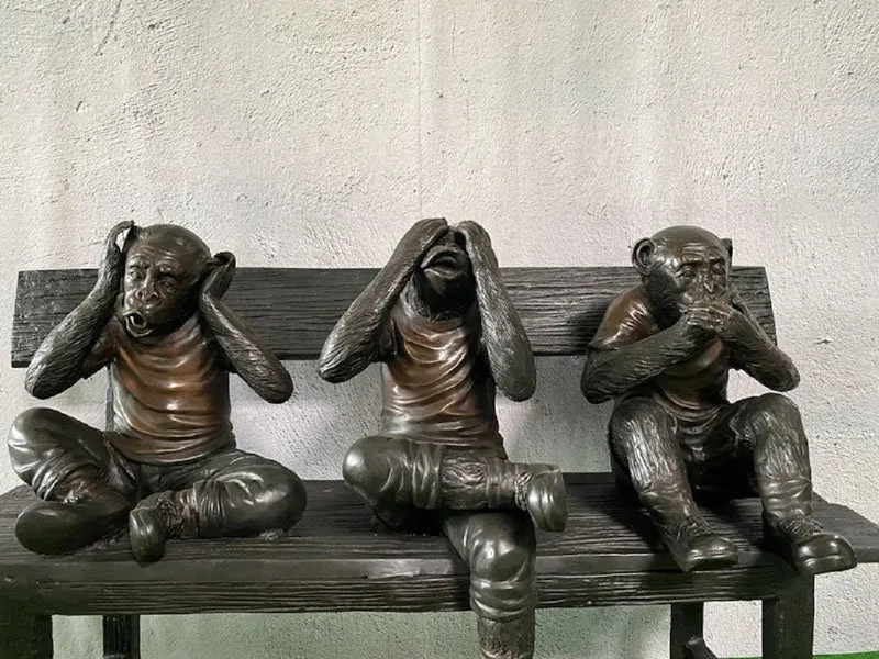 Casa Padrino Luxus Bronze Skulptur 3 Affen auf Sitzbank 112 x 46 x H. 76 cm - Wohnzimmer Deko Figur - Luxus Deko Accessoires