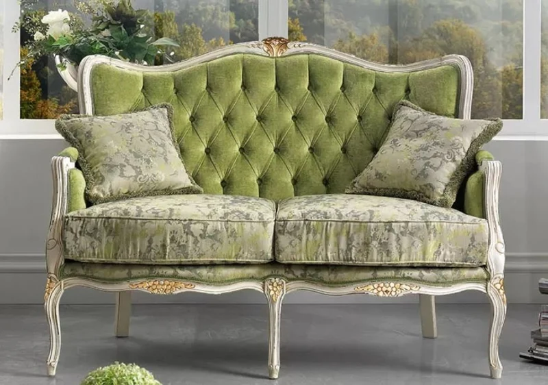 Casa Padrino Luxus Barock Sofa Grün / Weiß / Gold - Edles Wohnzimmer Sofa mit elegantem Muster und 2 dekorativen Kissen - Barock Möbel - Luxus Qualität - Made in Italy