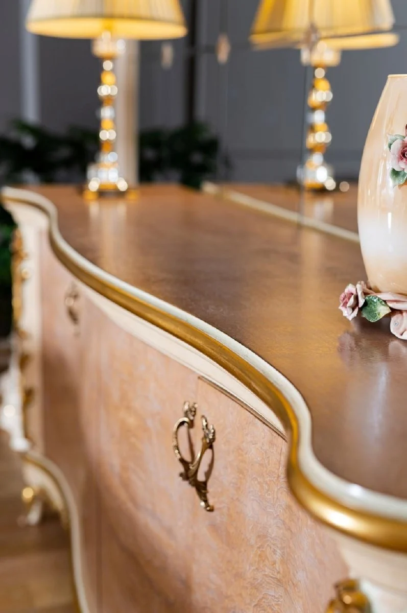 Casa Padrino Luxus Barock Möbel Set Beige / Weiß / Gold - 1 Barock Sideboard mit 4 Türen & 1 Riesiger Barock Wandspiegel - Barock Möbel