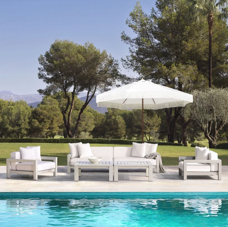 Casa Padrino Luxus Garten Sessel mit Kissen Weiß / Sandfarben 101 x 100 x H. 72 cm - Garten Terrassen Hotel Möbel - Luxus Qualität