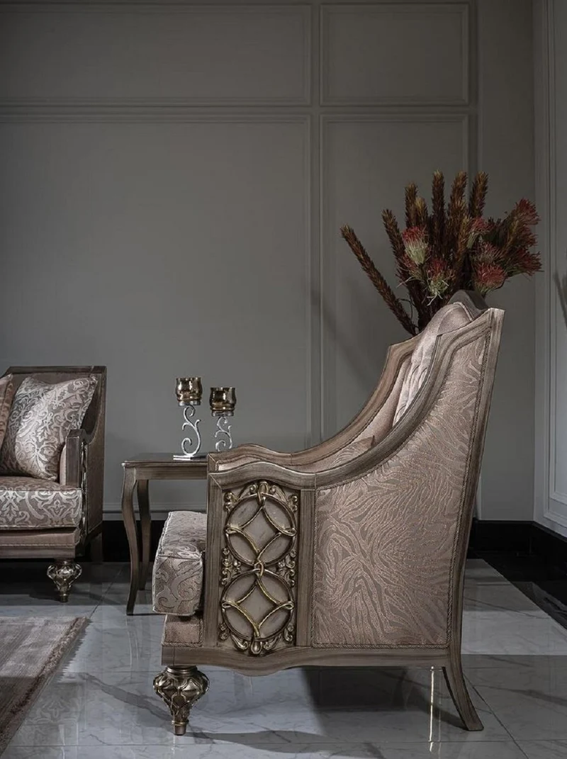 Casa Padrino Luxus Barock Sessel Rosa / Silber - Handgefertigter Barockstil Sessel mit elegantem Muster und dekorativem Kissen - Prunkvolle Barock Wohnzimmer Möbel