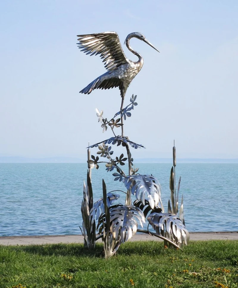 Casa Padrino Luxus Edelstahl Garten Skulptur Reiher auf Ast Silber 103 x 108 x H. 218 cm - Handgefertigte Garten Deko Figur - Luxus Garten Dekoration