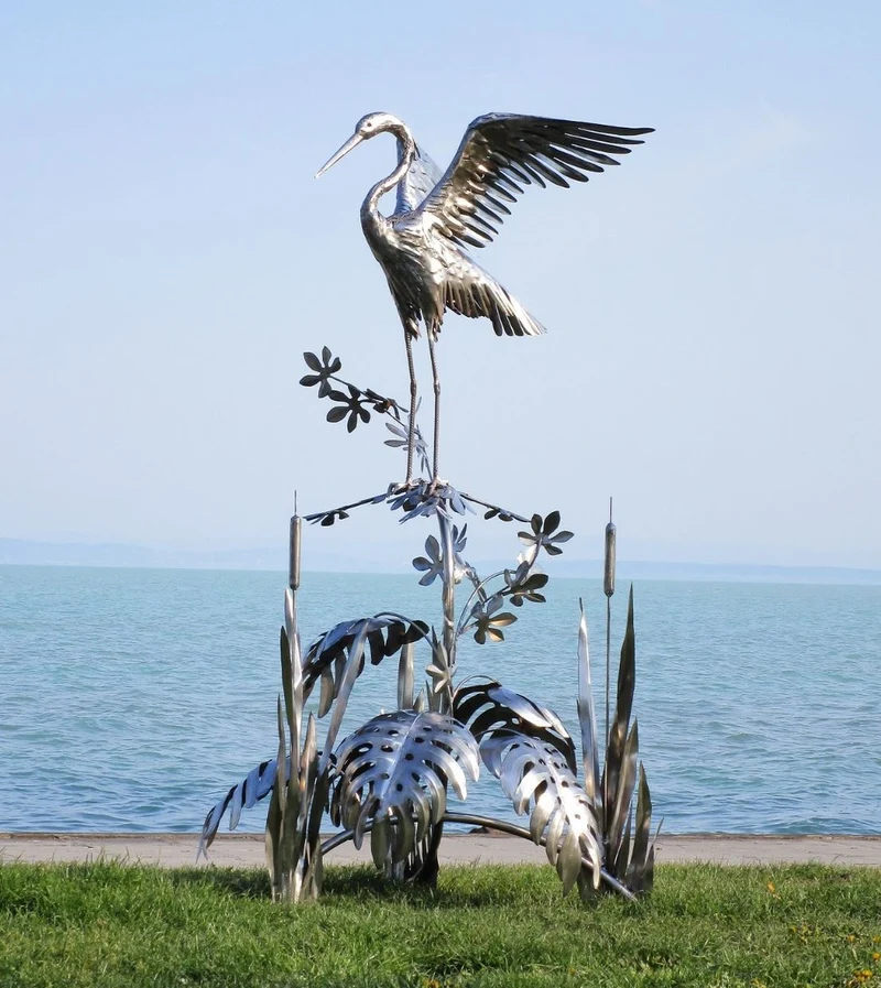 Casa Padrino Luxus Edelstahl Garten Skulptur Reiher auf Ast Silber 103 x 108 x H. 218 cm - Handgefertigte Garten Deko Figur - Luxus Garten Dekoration
