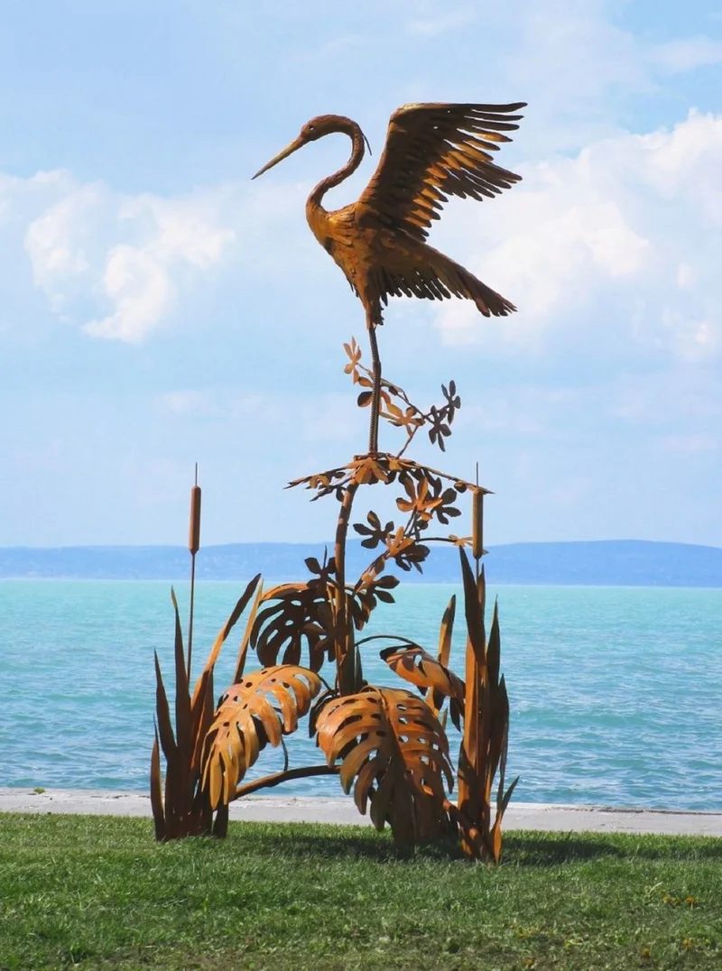 Casa Padrino Luxus Stahl Garten Skulptur Reiher auf Ast Rostfarben 103 x 108 x H. 218 cm - Handgefertigte Garten Deko Figur - Luxus Garten Dekoration